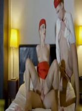 帅气机长万米高空双飞美艳空姐，驾驶舱内刺激3P大战！