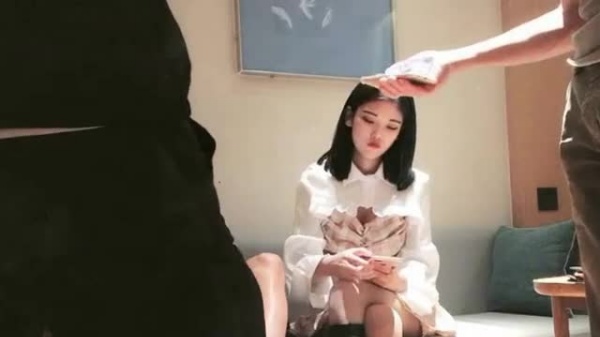 秘密偷拍：巨根猛男高价征服苗窕巨乳冷艳少女